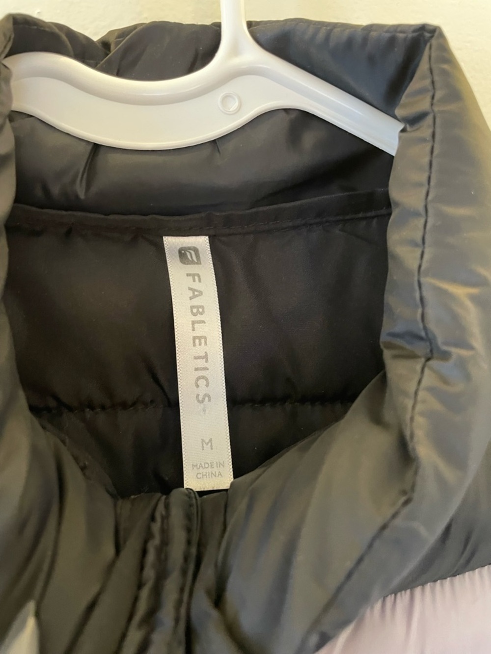 Fabletics Black Quilted Puffer Vest Gray White Chevron Active Yoga Comfy Light - Picture 10 of 16